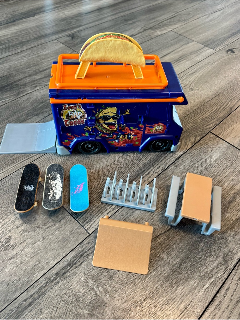 Hot Wheels Skate Tony Hawk Taco Truck Playset + 3 Fingerboards